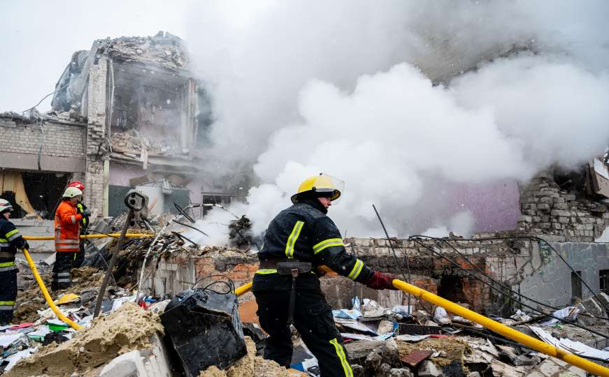 Traju evakuacije, objavljuju se snimke razaranja u Ukrajini